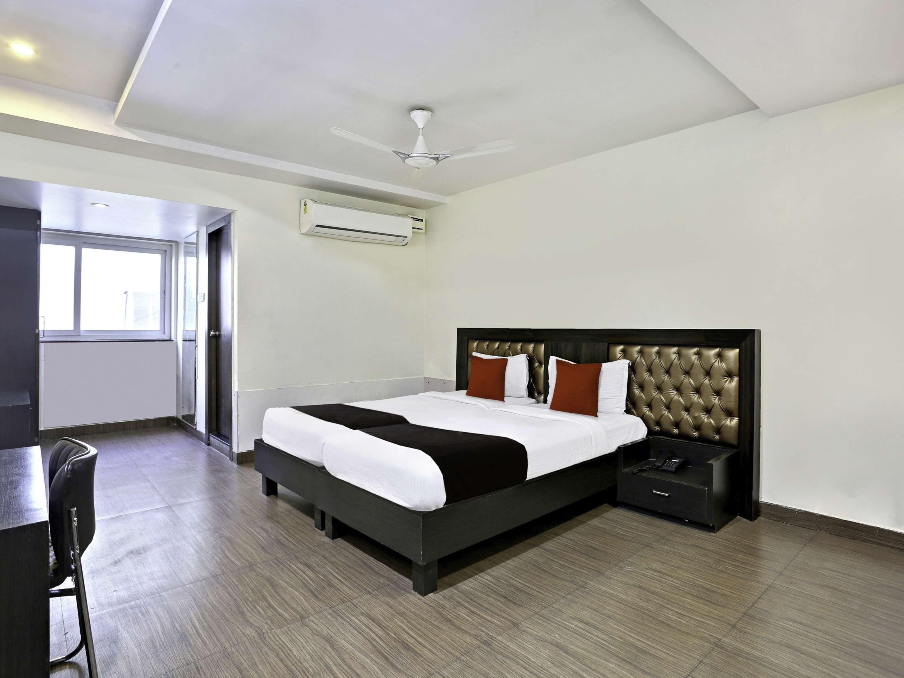 Townhouse Halcyon Deccan Inn Near Shilparamam Kondapur  Eksteriør billede