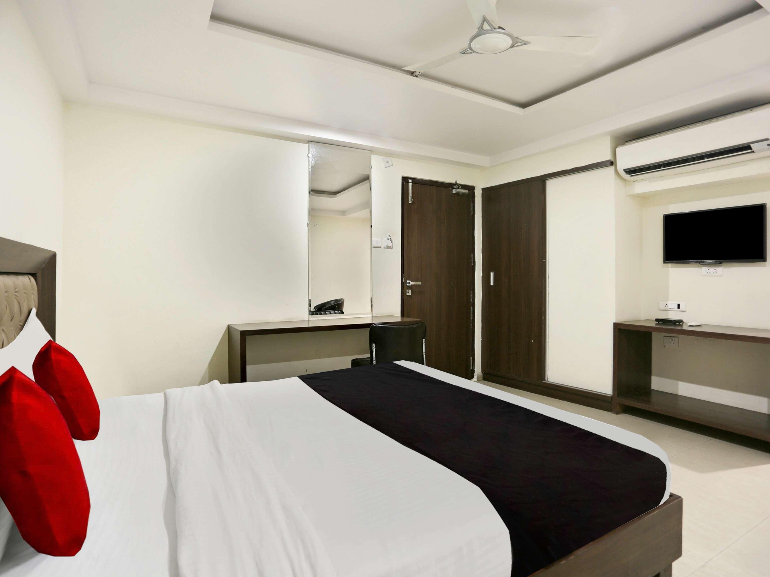 Townhouse Halcyon Deccan Inn Near Shilparamam Kondapur  Eksteriør billede