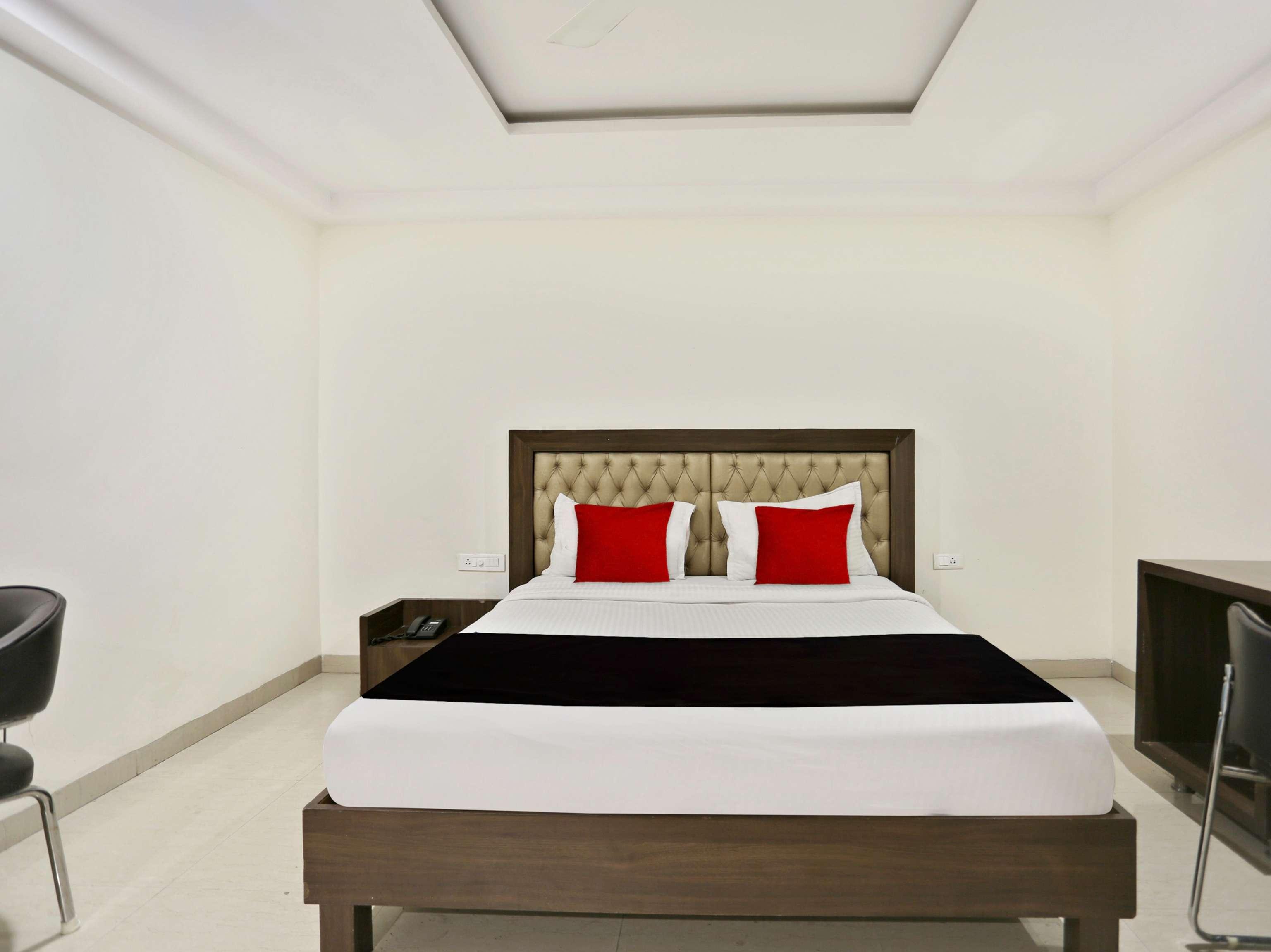 Townhouse Halcyon Deccan Inn Near Shilparamam Kondapur  Eksteriør billede