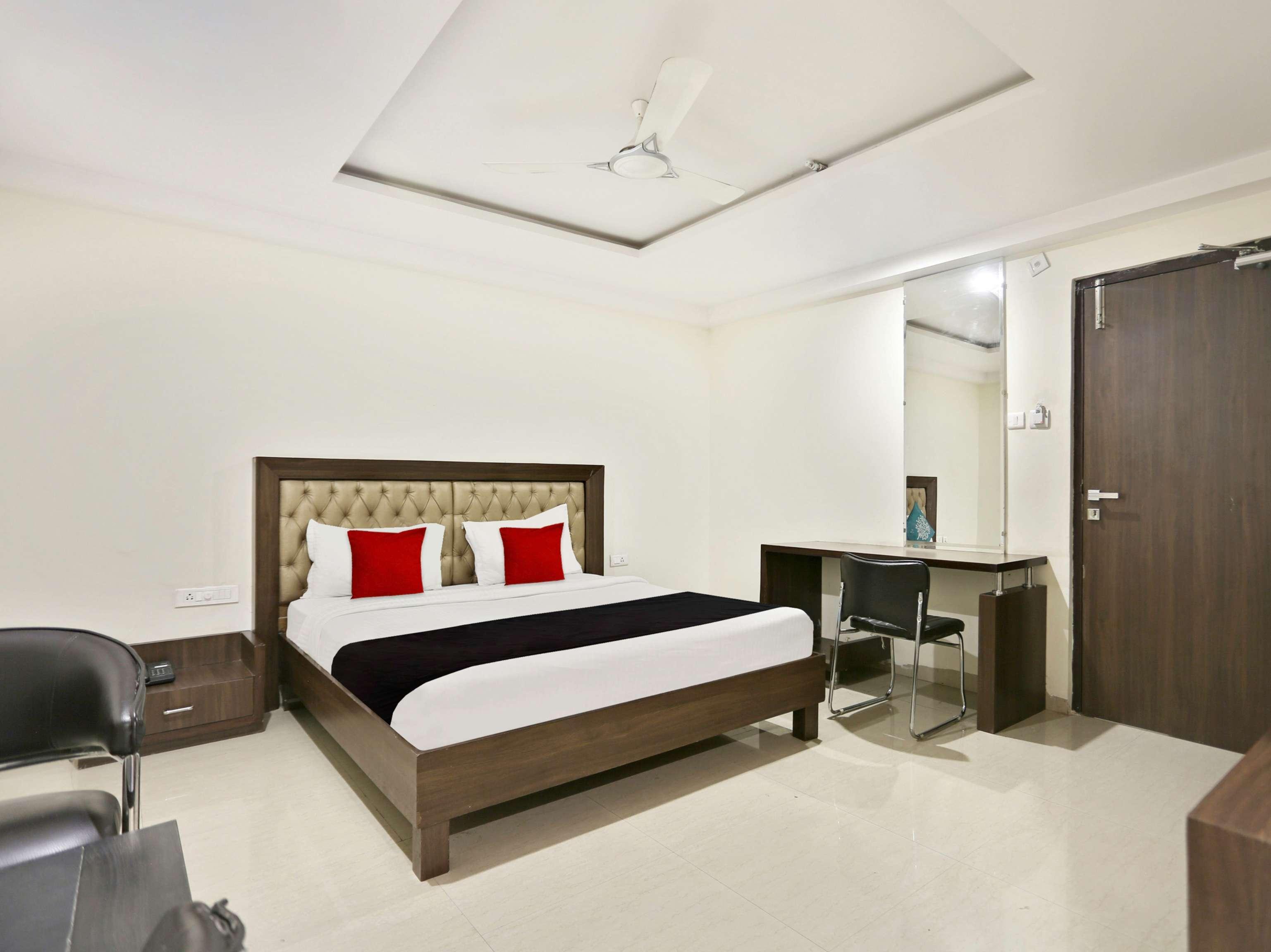 Townhouse Halcyon Deccan Inn Near Shilparamam Kondapur  Eksteriør billede