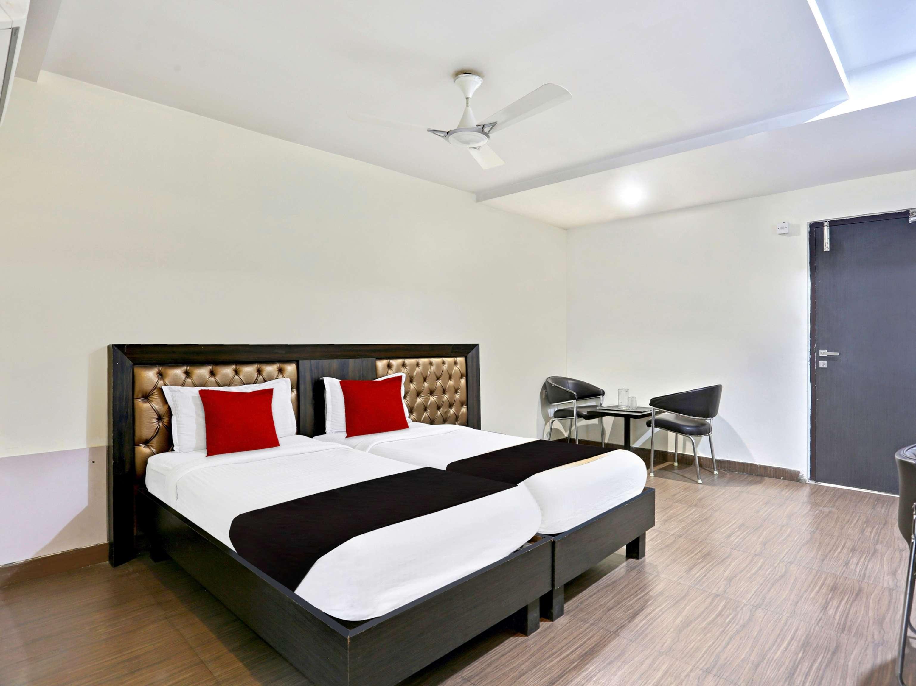 Townhouse Halcyon Deccan Inn Near Shilparamam Kondapur  Eksteriør billede