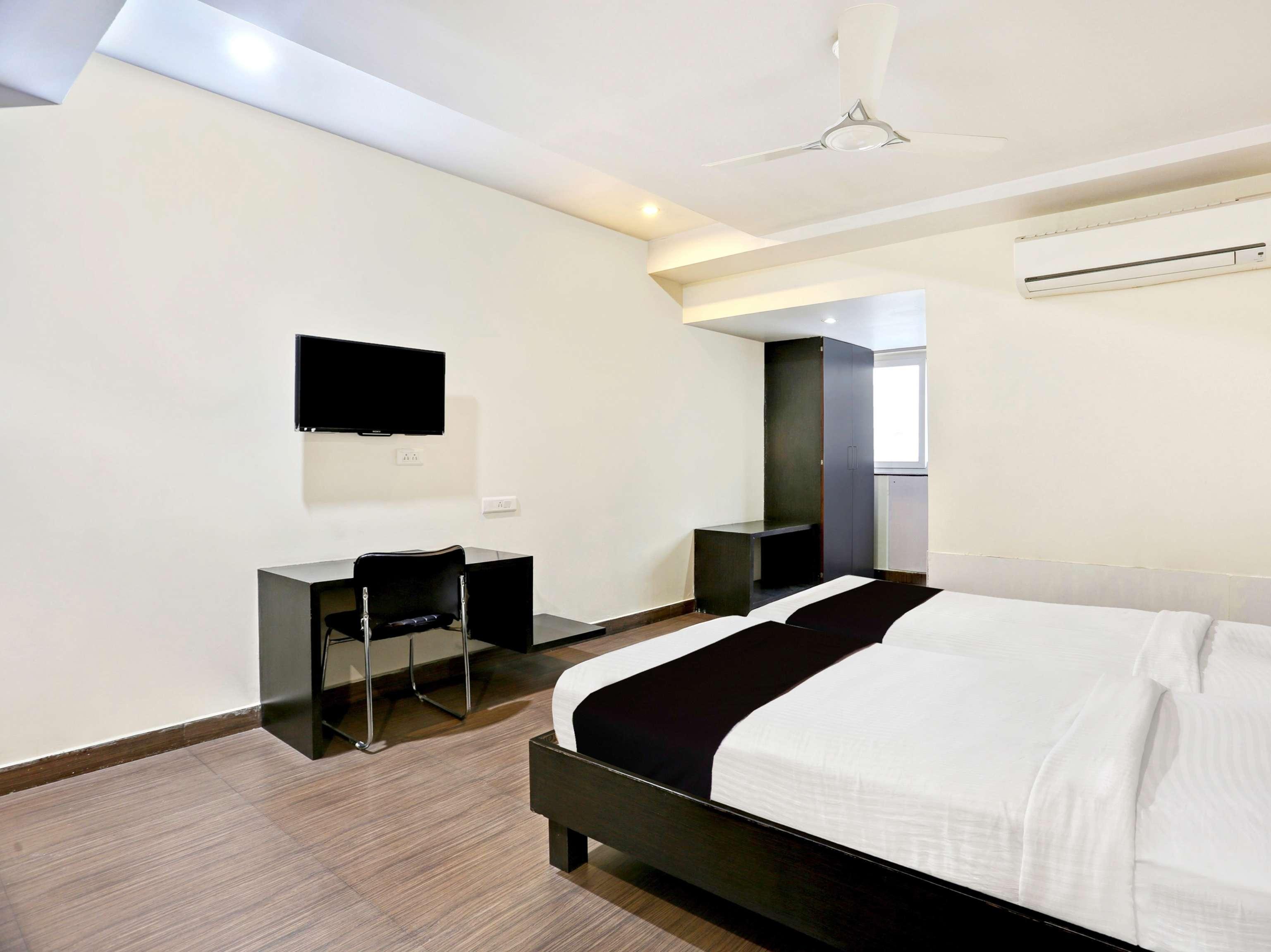 Townhouse Halcyon Deccan Inn Near Shilparamam Kondapur  Eksteriør billede