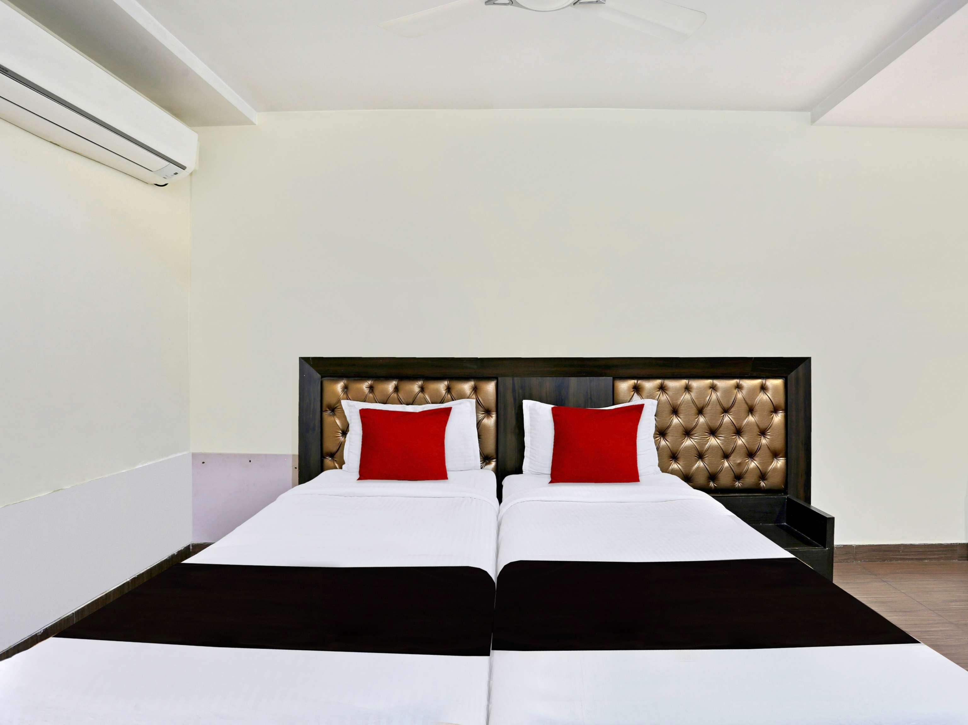 Townhouse Halcyon Deccan Inn Near Shilparamam Kondapur  Eksteriør billede