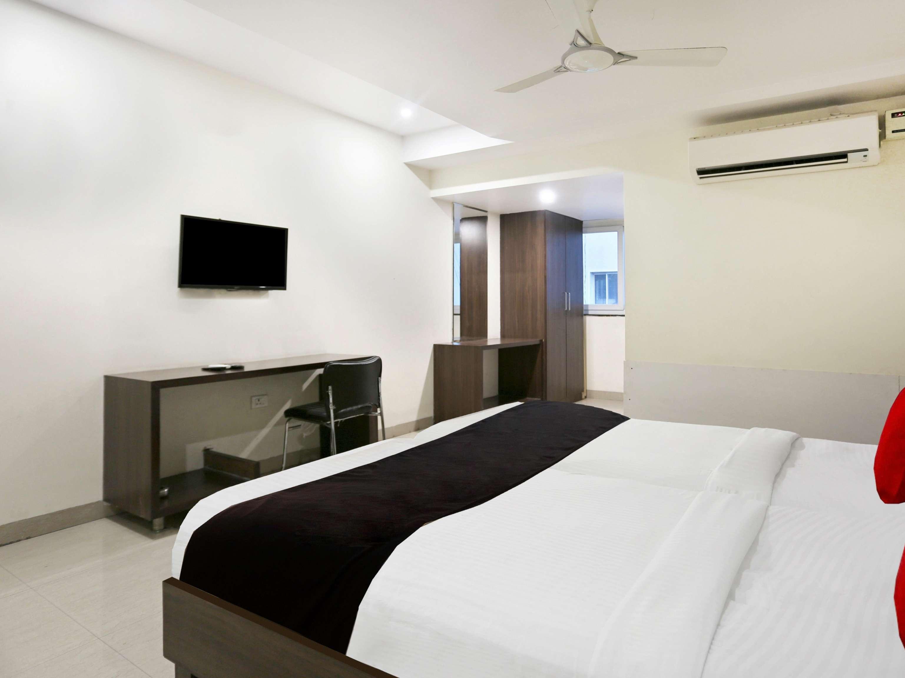 Townhouse Halcyon Deccan Inn Near Shilparamam Kondapur  Eksteriør billede