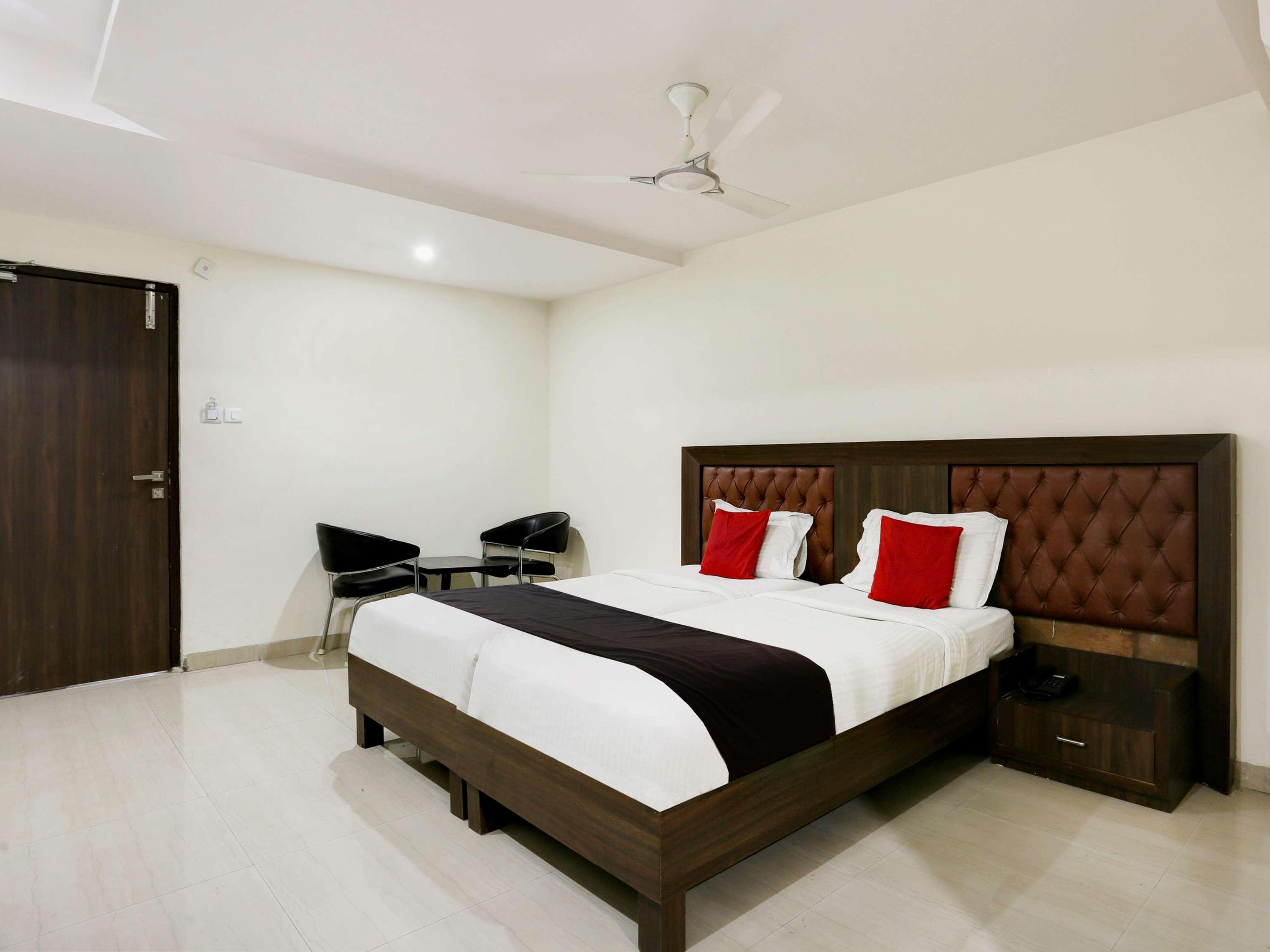 Townhouse Halcyon Deccan Inn Near Shilparamam Kondapur  Eksteriør billede