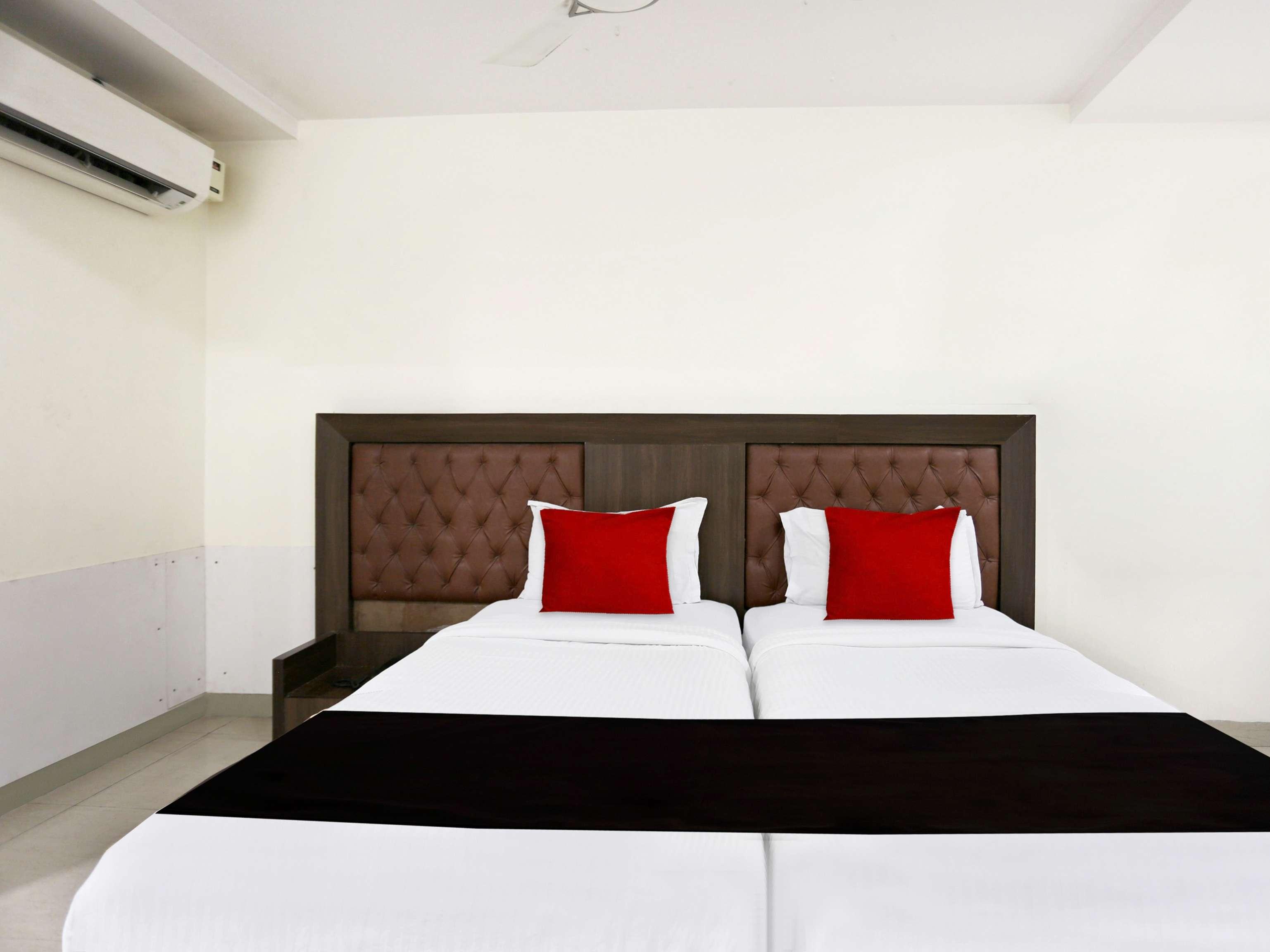 Townhouse Halcyon Deccan Inn Near Shilparamam Kondapur  Eksteriør billede