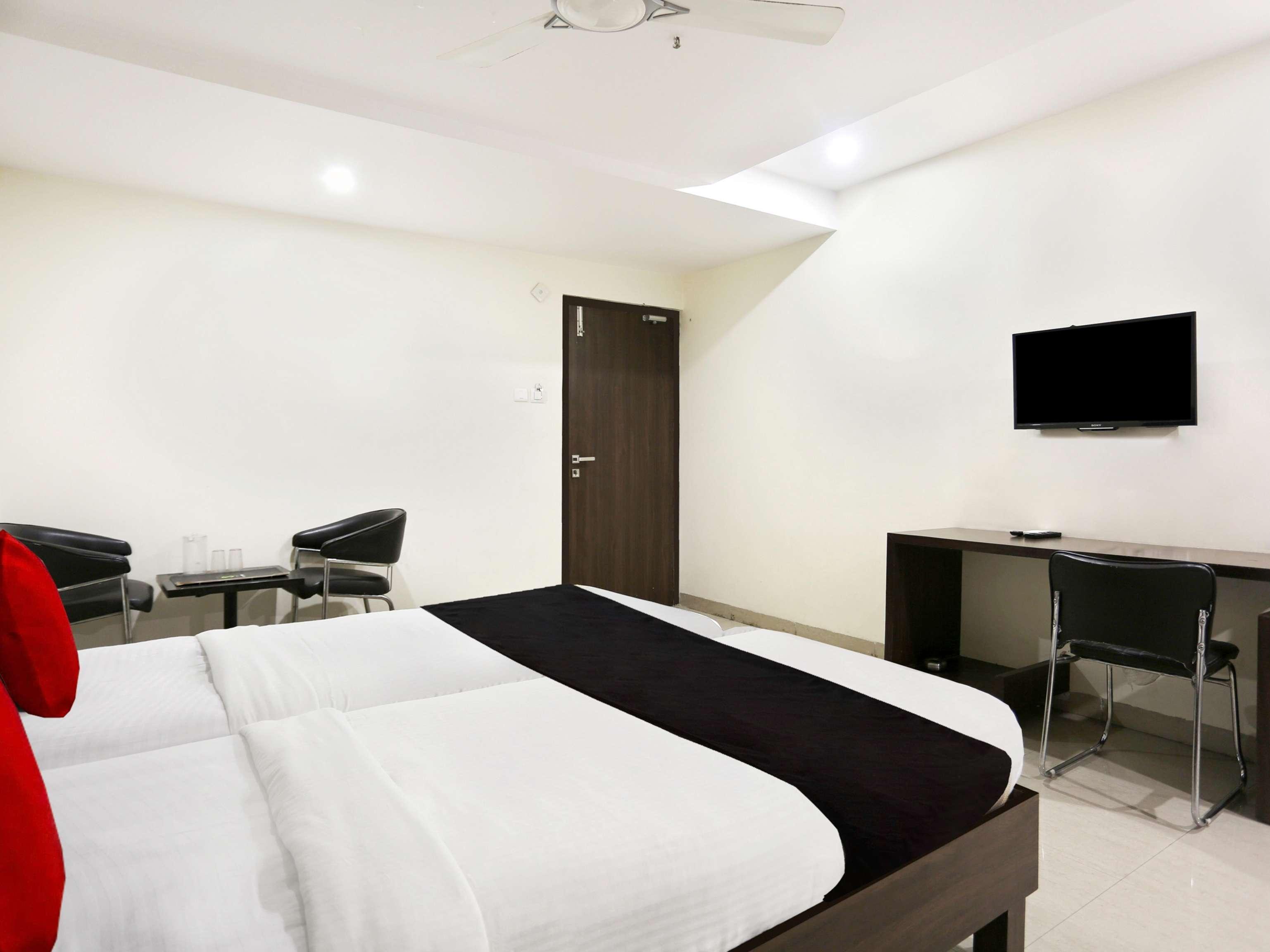 Townhouse Halcyon Deccan Inn Near Shilparamam Kondapur  Eksteriør billede