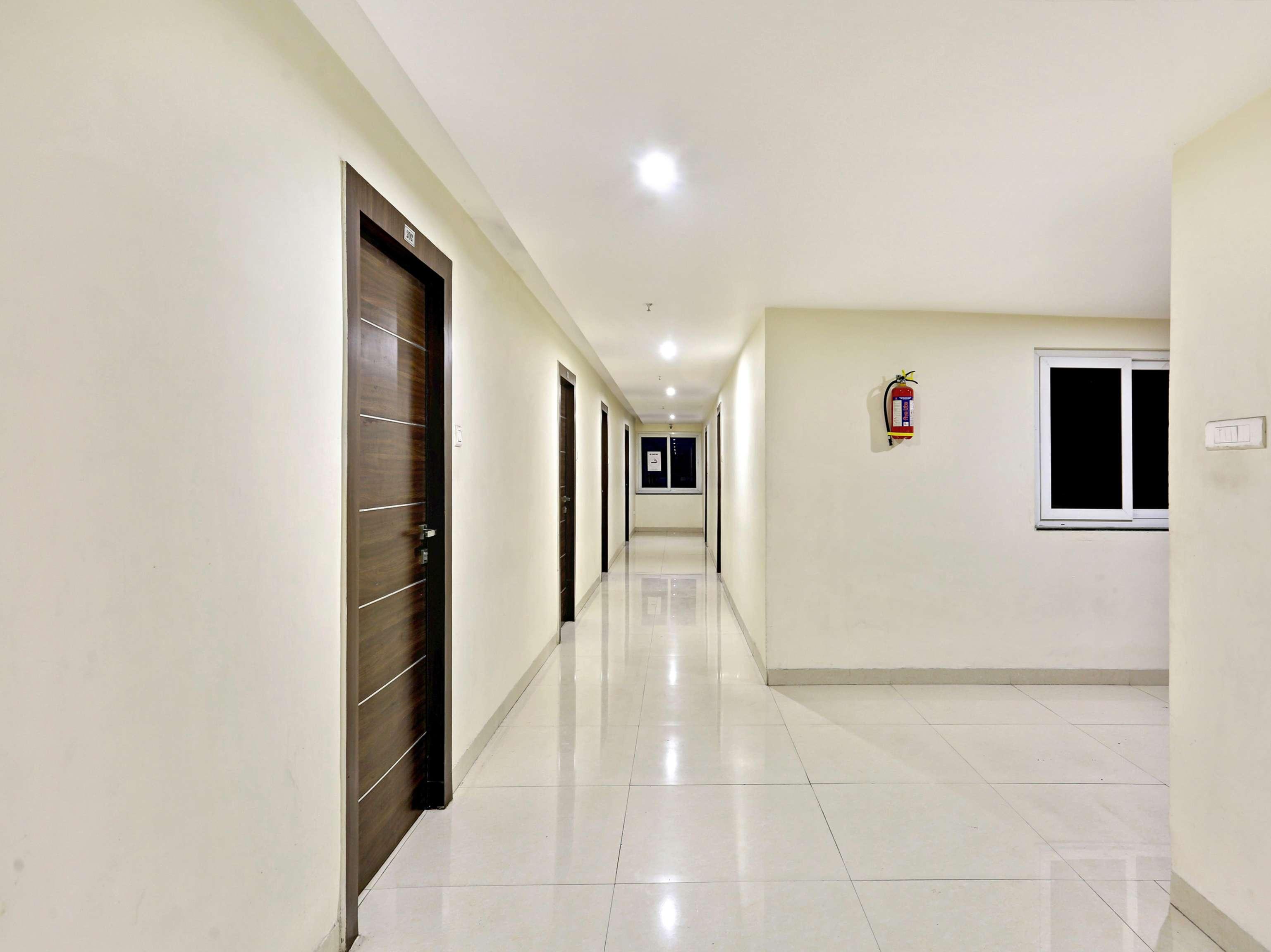 Townhouse Halcyon Deccan Inn Near Shilparamam Kondapur  Eksteriør billede
