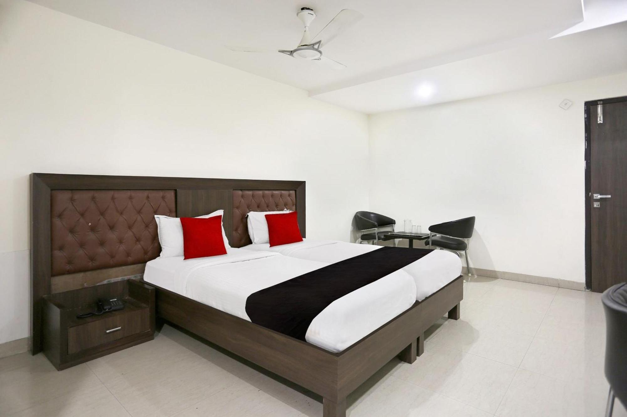 Townhouse Halcyon Deccan Inn Near Shilparamam Kondapur  Eksteriør billede