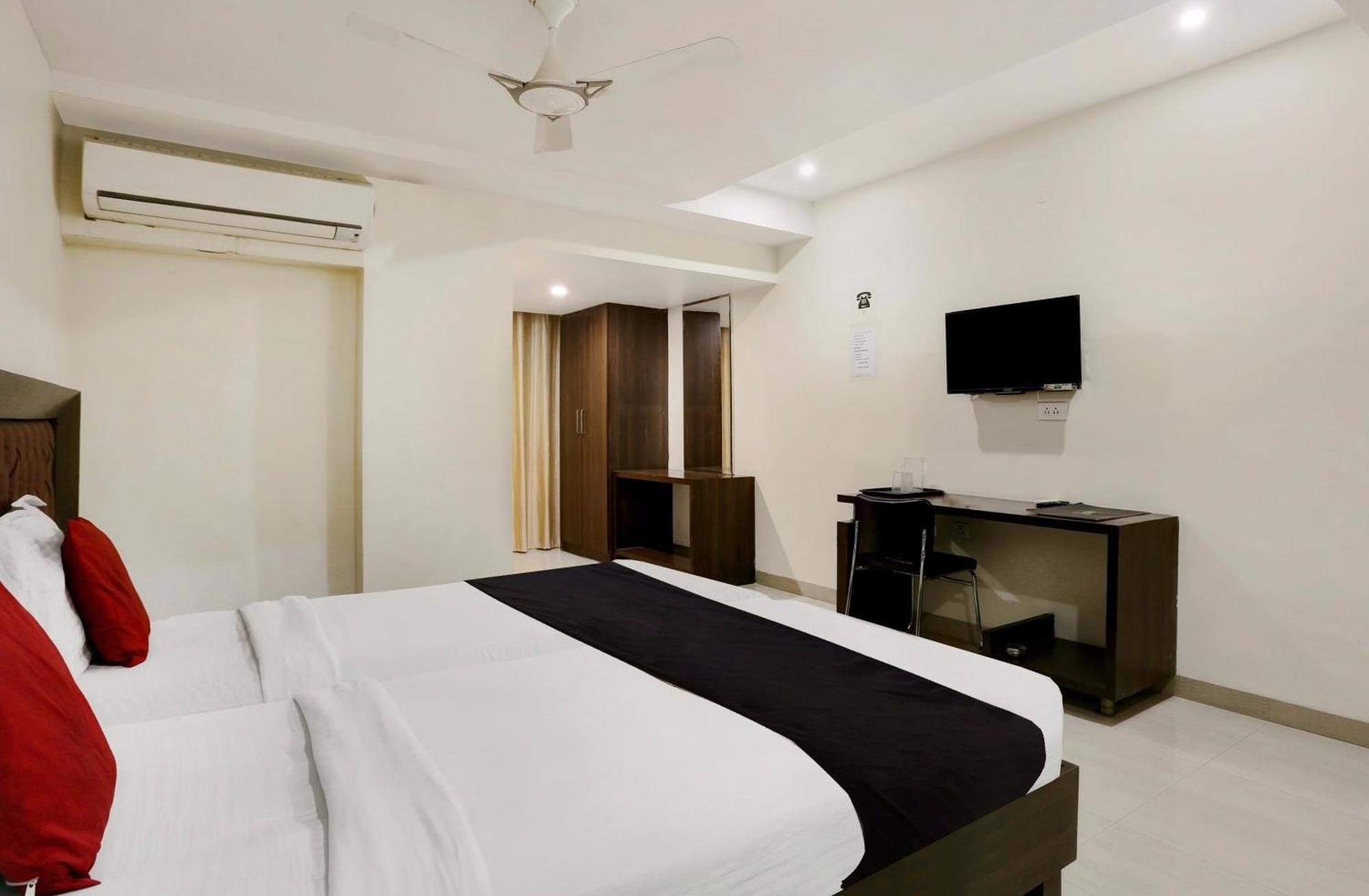 Townhouse Halcyon Deccan Inn Near Shilparamam Kondapur  Eksteriør billede