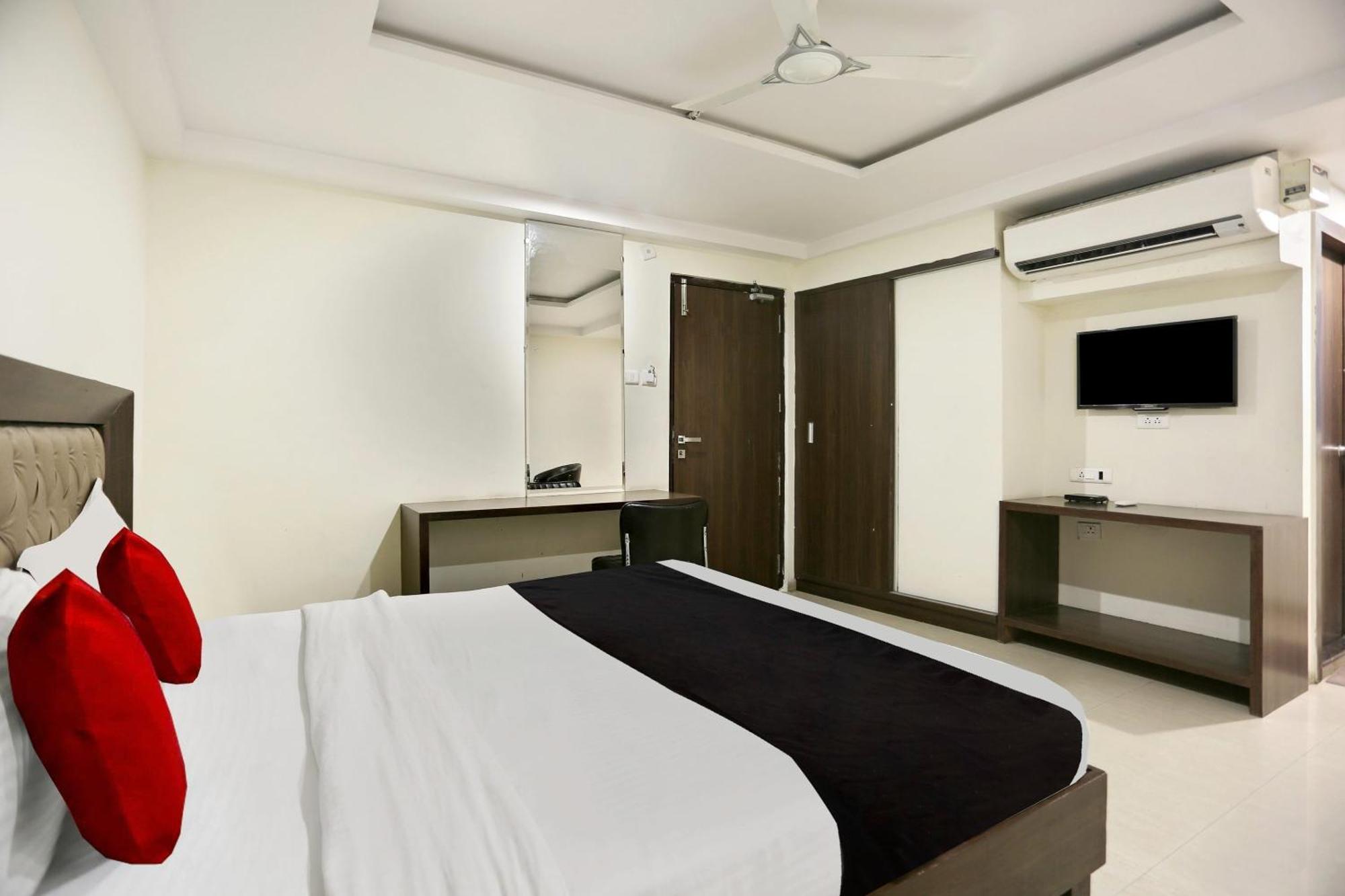 Townhouse Halcyon Deccan Inn Near Shilparamam Kondapur  Eksteriør billede