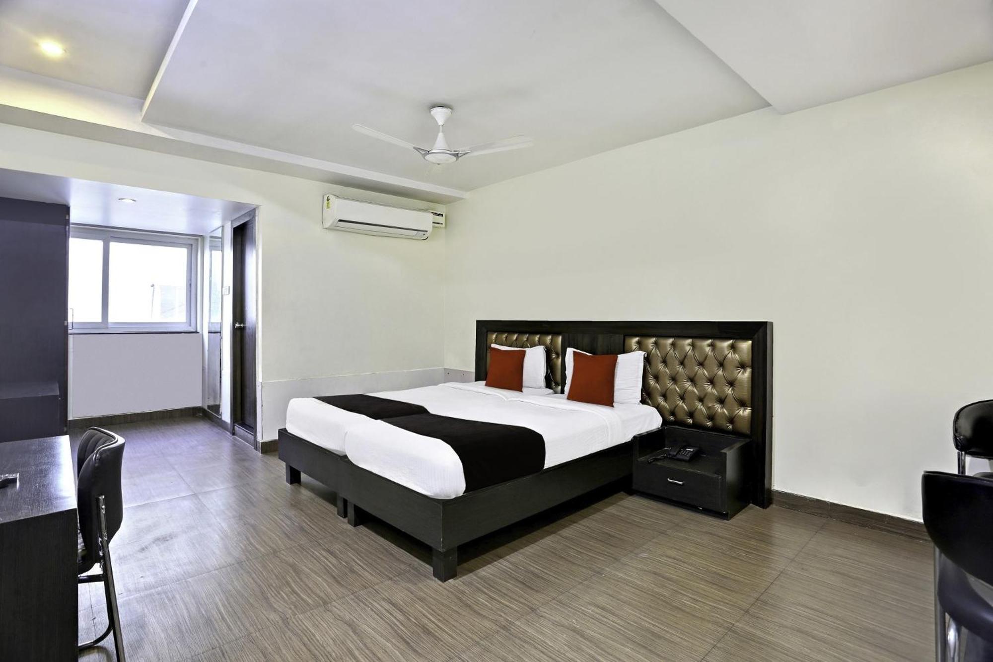 Townhouse Halcyon Deccan Inn Near Shilparamam Kondapur  Eksteriør billede