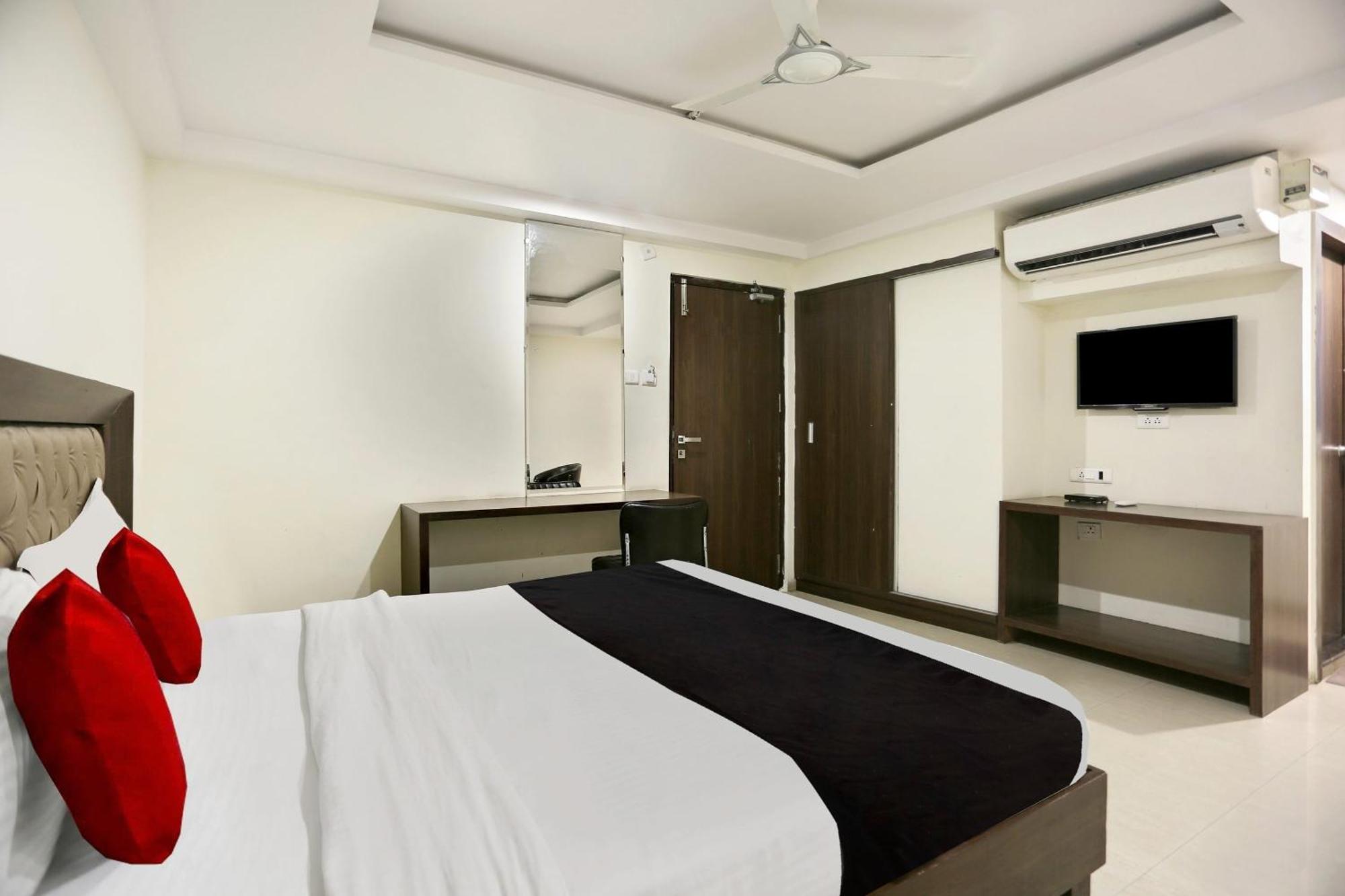 Townhouse Halcyon Deccan Inn Near Shilparamam Kondapur  Eksteriør billede