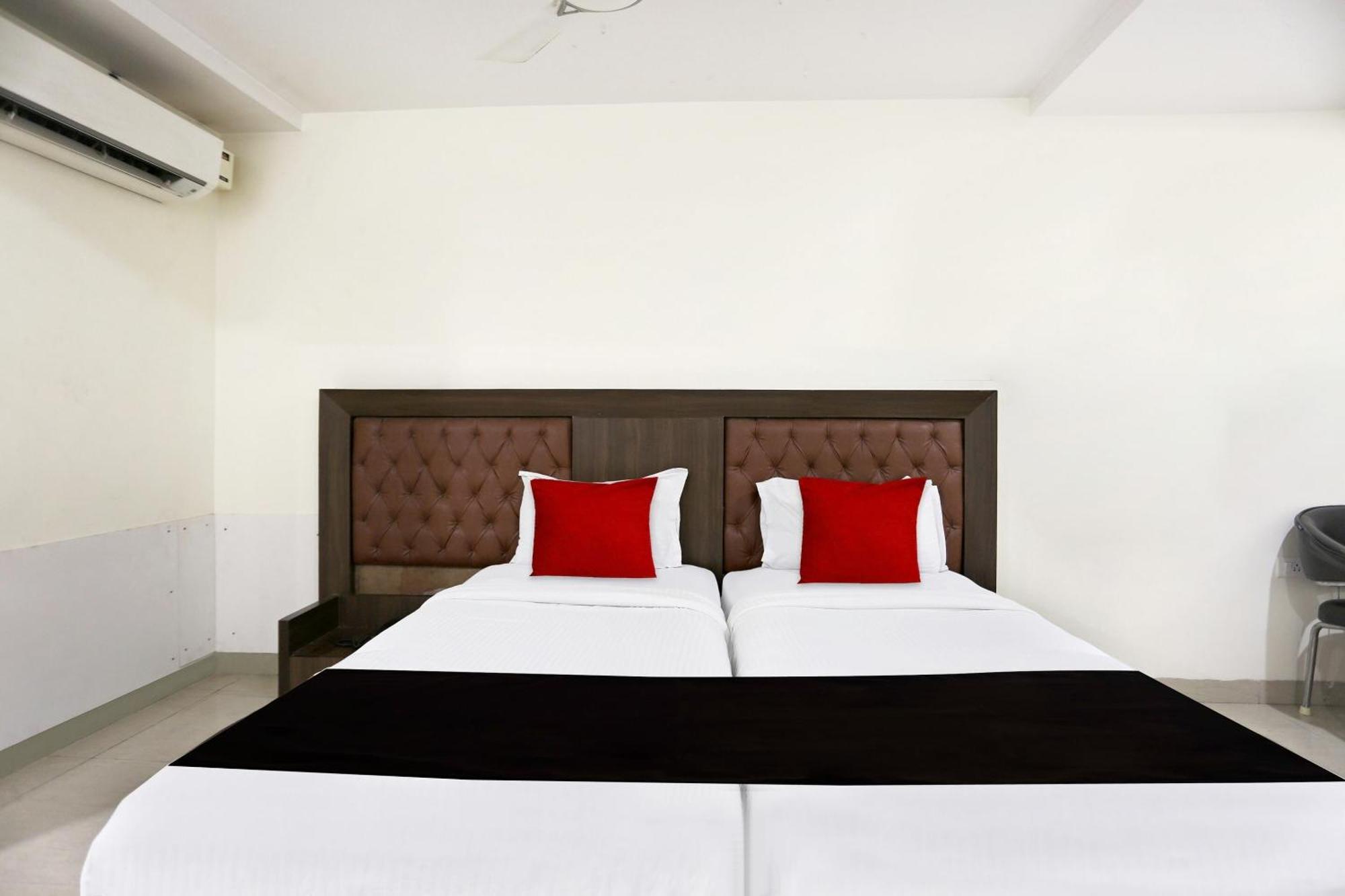 Townhouse Halcyon Deccan Inn Near Shilparamam Kondapur  Eksteriør billede