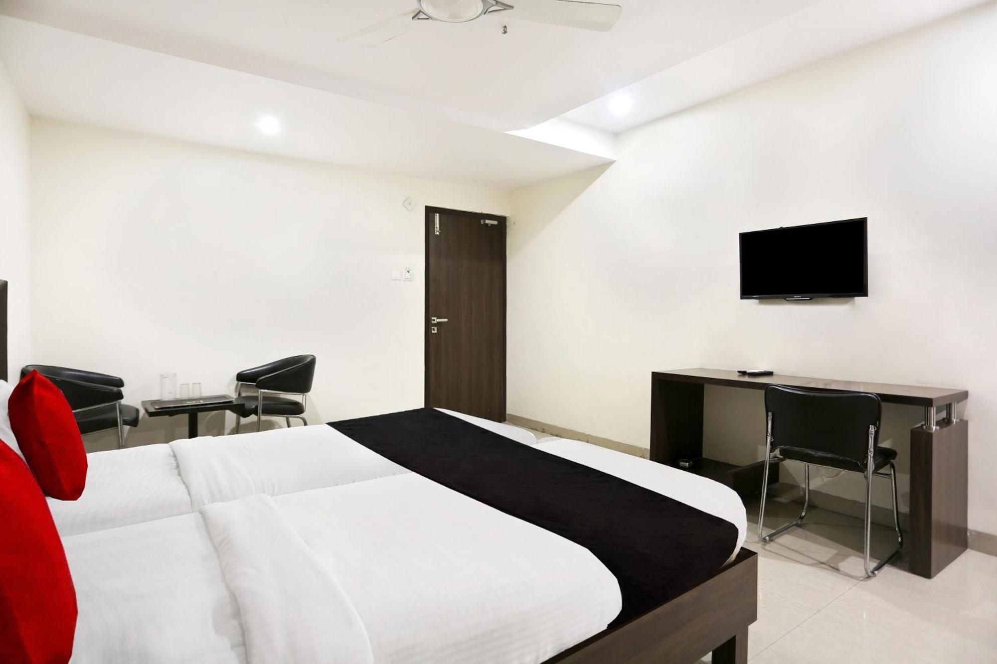 Townhouse Halcyon Deccan Inn Near Shilparamam Kondapur  Eksteriør billede