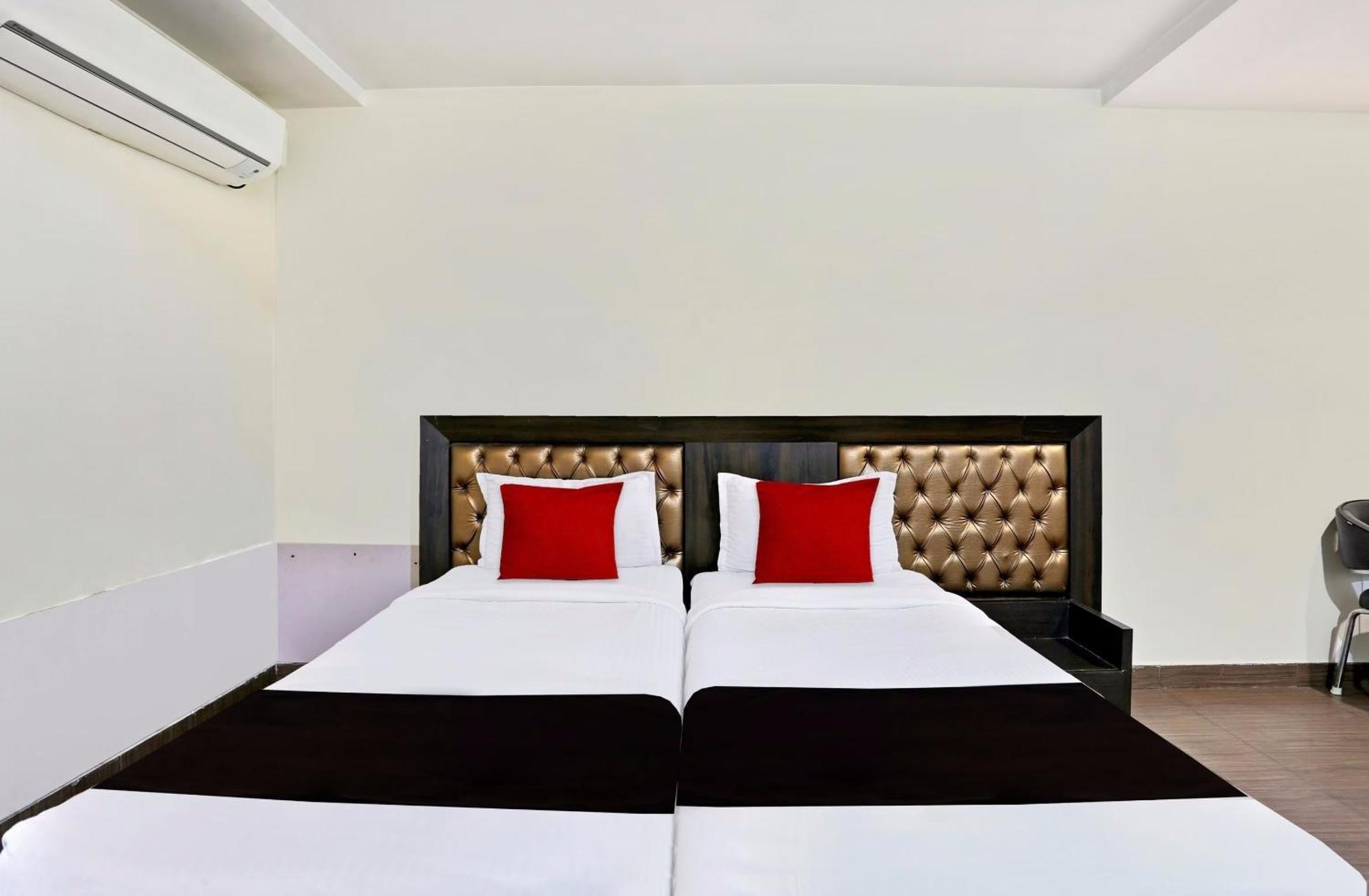Townhouse Halcyon Deccan Inn Near Shilparamam Kondapur  Eksteriør billede