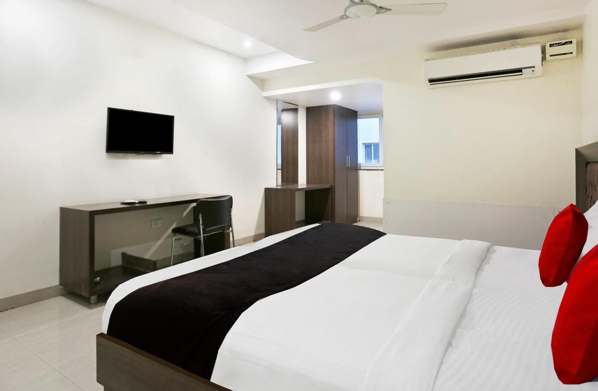 Townhouse Halcyon Deccan Inn Near Shilparamam Kondapur  Eksteriør billede