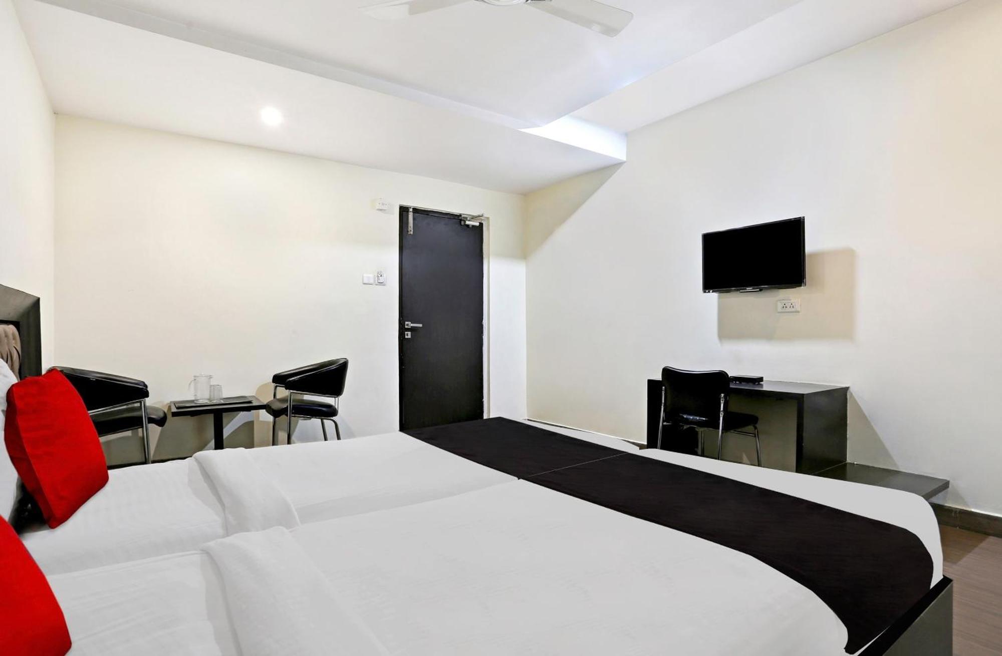 Townhouse Halcyon Deccan Inn Near Shilparamam Kondapur  Eksteriør billede