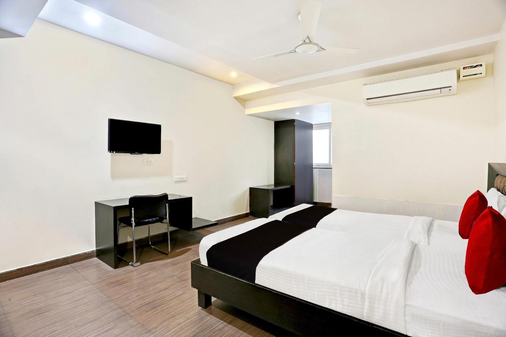 Townhouse Halcyon Deccan Inn Near Shilparamam Kondapur  Eksteriør billede