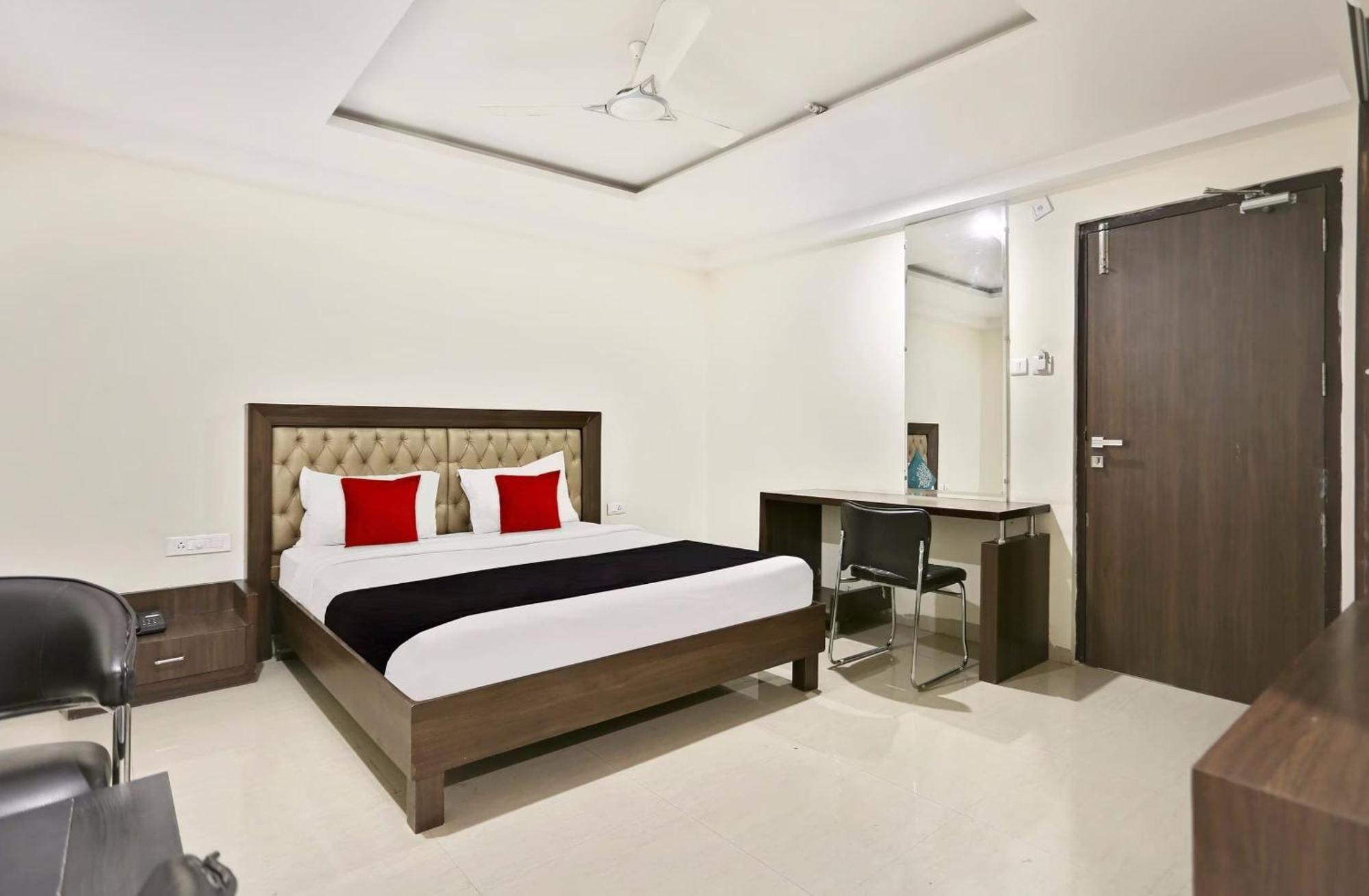 Townhouse Halcyon Deccan Inn Near Shilparamam Kondapur  Eksteriør billede