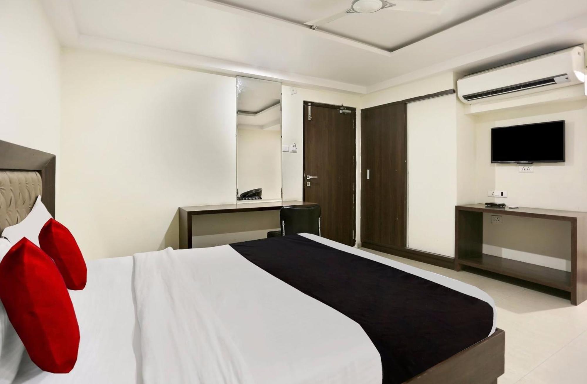 Townhouse Halcyon Deccan Inn Near Shilparamam Kondapur  Eksteriør billede