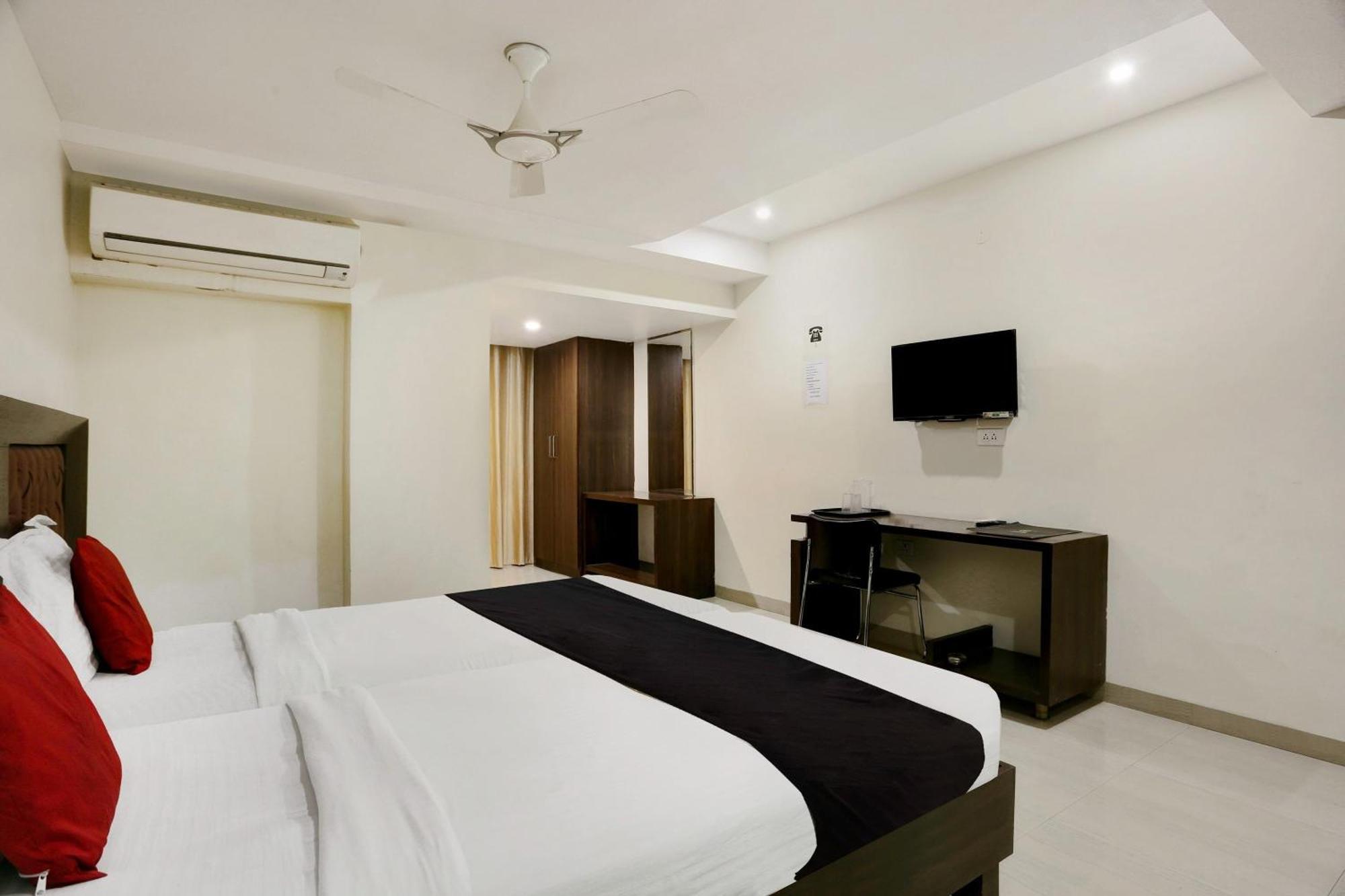 Townhouse Halcyon Deccan Inn Near Shilparamam Kondapur  Eksteriør billede