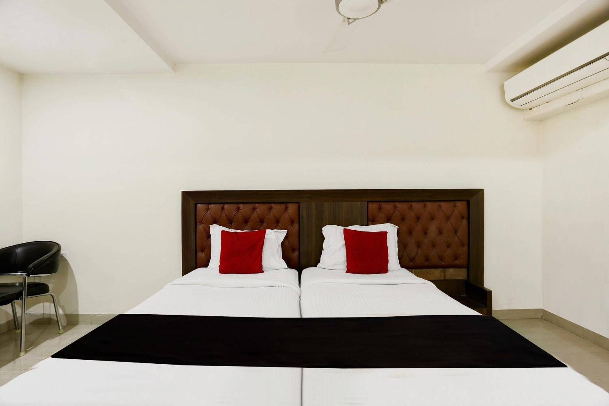 Townhouse Halcyon Deccan Inn Near Shilparamam Kondapur  Eksteriør billede