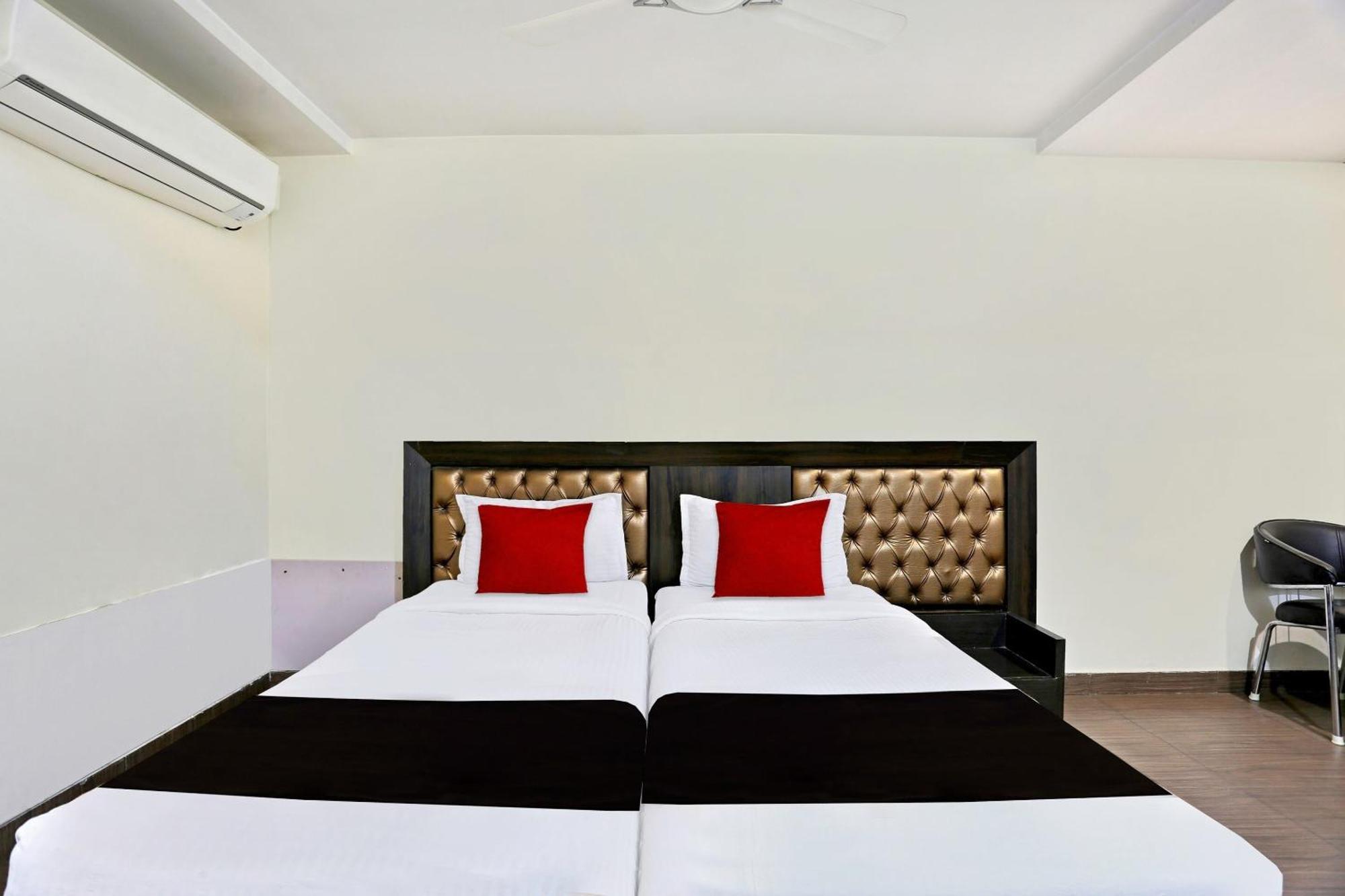 Townhouse Halcyon Deccan Inn Near Shilparamam Kondapur  Eksteriør billede
